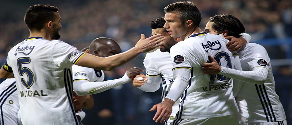 Fenerbahçe'yi van Persie uçurdu