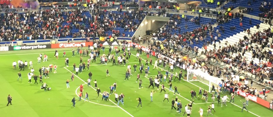 Lyon taraftarları saha içine indi