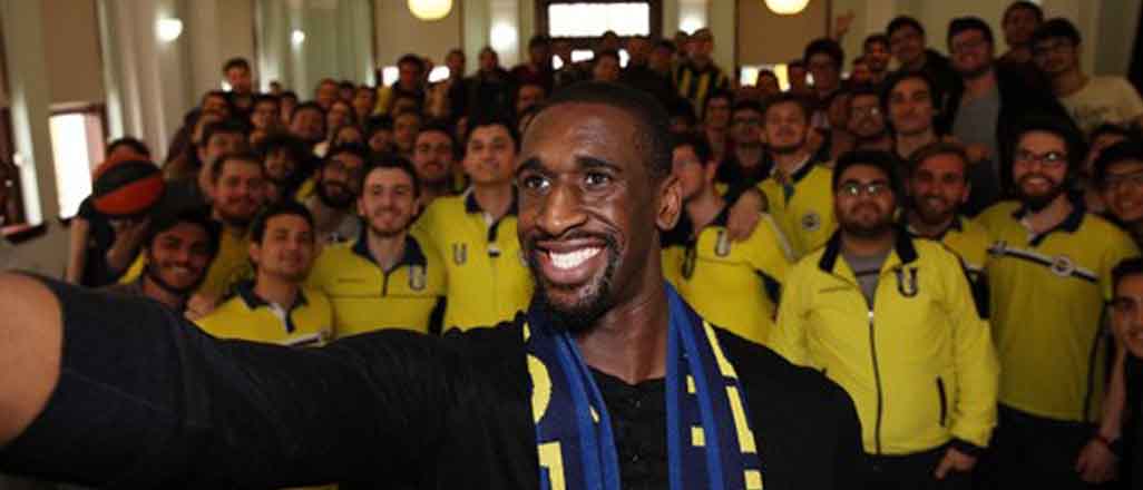 Ekpe Udoh okul gezilerini sürdürüyor