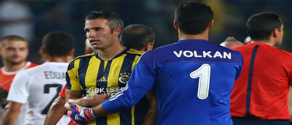 Robin van Persie atıyor, Volkan Demirel tutuyor