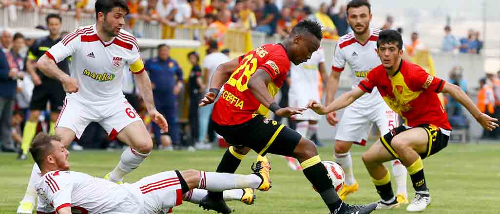 Göztepe'ye bir darbe de Sivasspor'dan