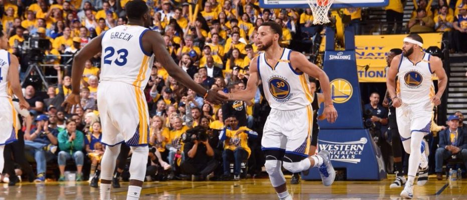 Warriors yaralı Spurs'e acımadı