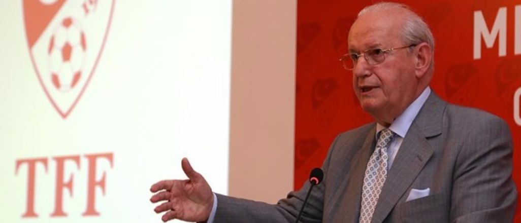 FIFA Şenes Erzik'e ödül verdi