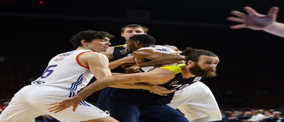 Fenerbahçe Efes'i farklı yendi ligi lider bitirdi