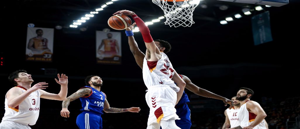 Anadolu Efes son saniyede kazandı