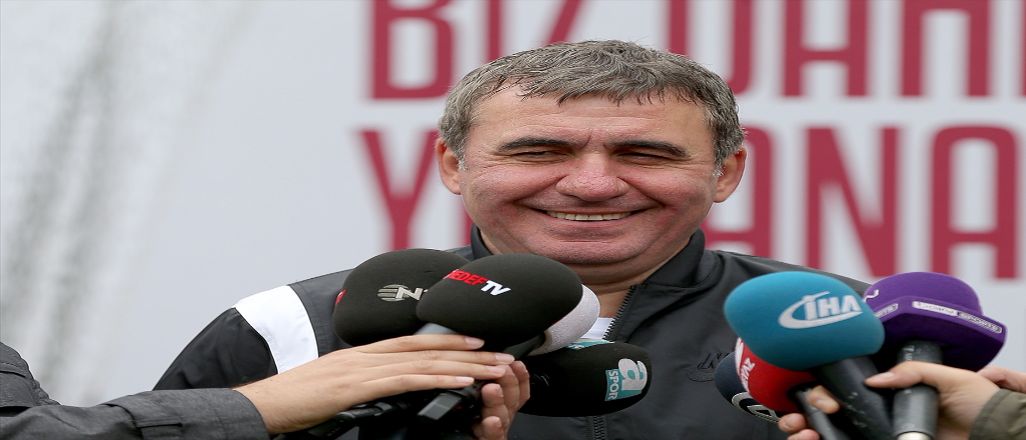 Hagi: UEFA Kupası'nı kaldırarak tarih yazdık