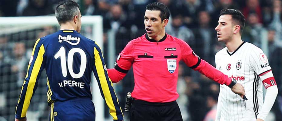 van Persie: Sahada olan orada kalır